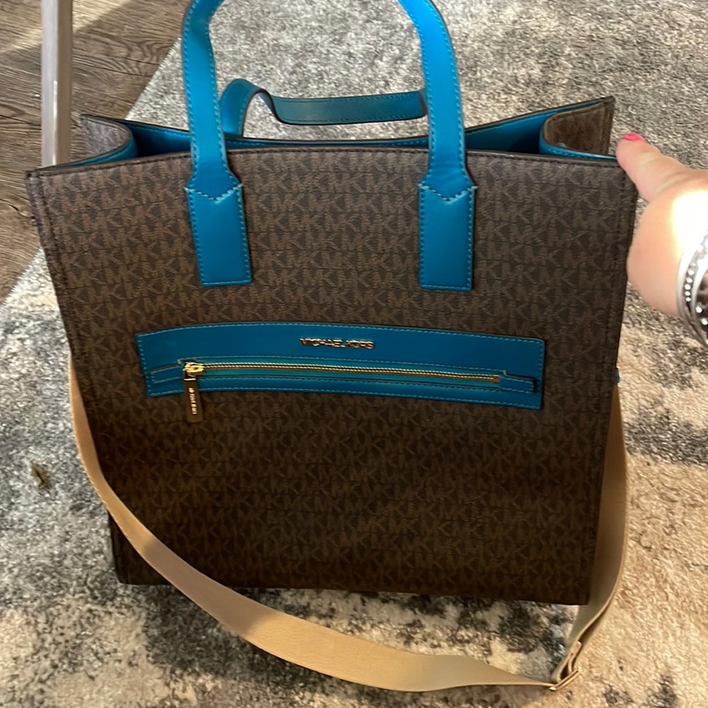 Michael Kors
Crossbody Kenly Large Ns Graphic Logo Mk White Multi Blue Pvc Tote